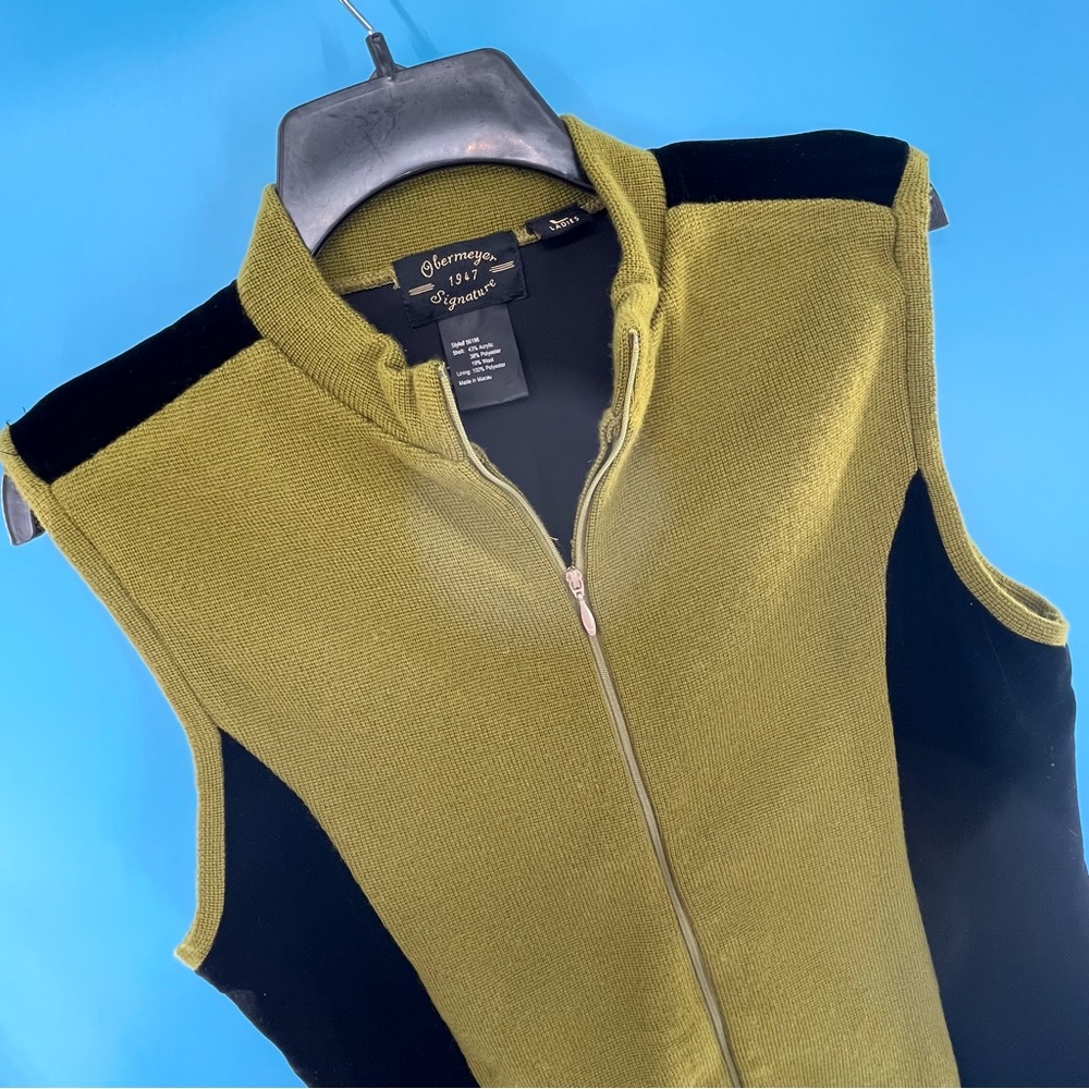 Woman’s Obermyer Olive and Black Sleeveless Zip-Up Vest‎ Sz Medium